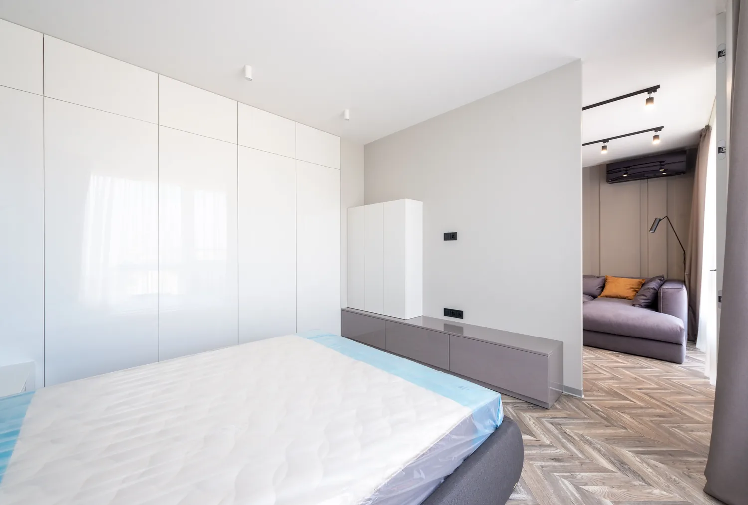 Habitación de hotel moderna con un colchón nuevo con protector, listo para tender
